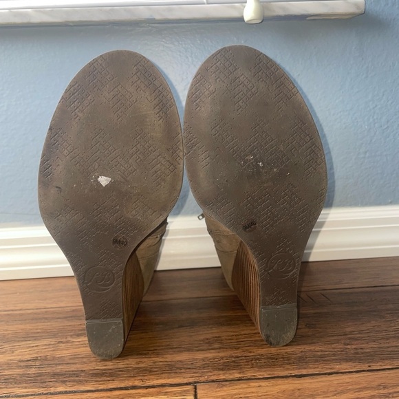 Olive taupe suede leather booties ankle boots heels - Picture 6 of 12